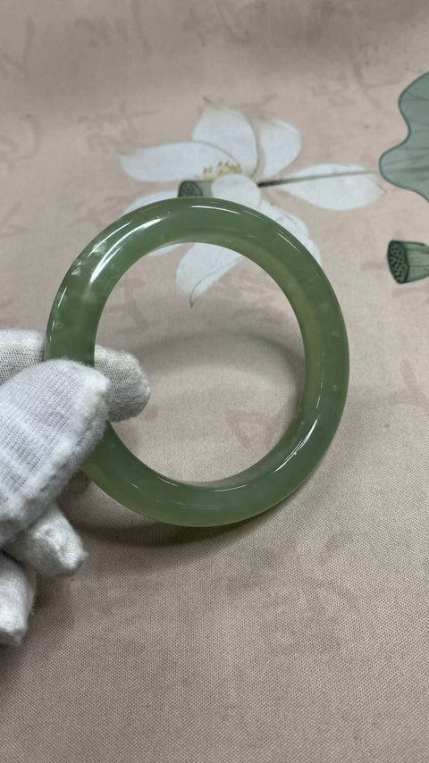 Gelang giok Xiuyan yang indah, hijau es dengan nuansa hijau mengambang, diameter dalam: 59mm, lebar tepi: 11,6mm. Semua batu terbentuk secara alami. Harga sudah termasuk ongkos kirim dan pajak.