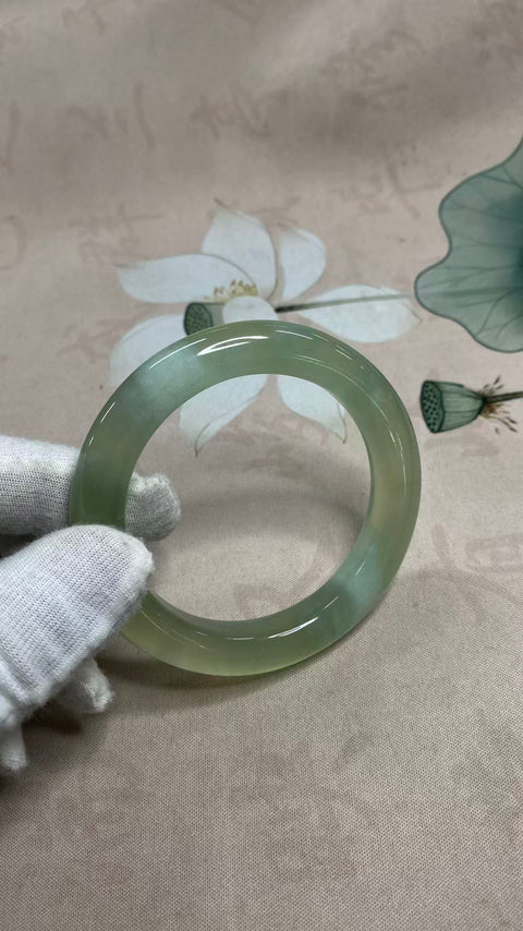 Gelang giok Xiuyan yang indah, hijau es dengan zamrud mengambang, diameter dalam: 57mm, lebar samping: 11,4mm. Semua batu terbentuk secara alami. Termasuk ongkos kirim dan pajak.