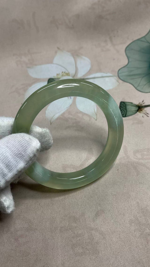 Gelang giok Xiuyan yang indah, hijau es dengan zamrud mengambang, diameter dalam: 57mm, lebar samping: 11,4mm. Semua batu terbentuk secara alami. Termasuk ongkos kirim dan pajak.