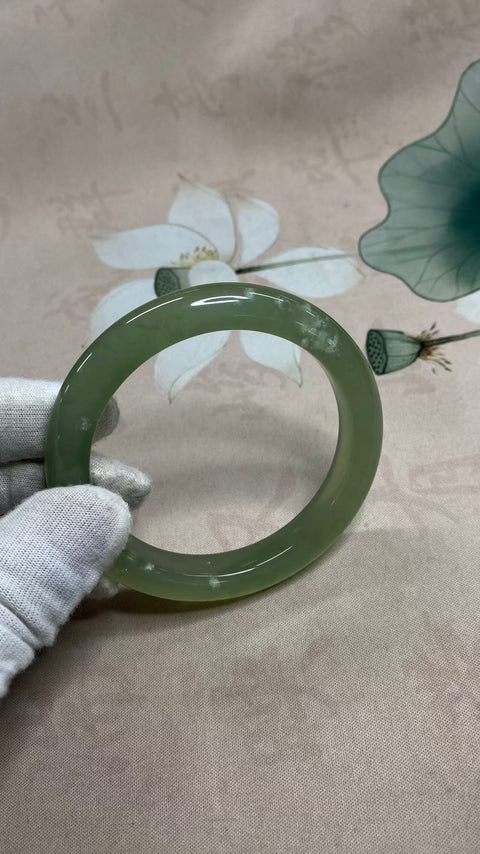 Gelang giok Xiuyan yang indah, hijau es dengan nuansa hijau mengambang, diameter dalam: 63mm, lebar tepi: 11,3mm. Semua batu terbentuk secara alami. Harga sudah termasuk ongkos kirim dan pajak.