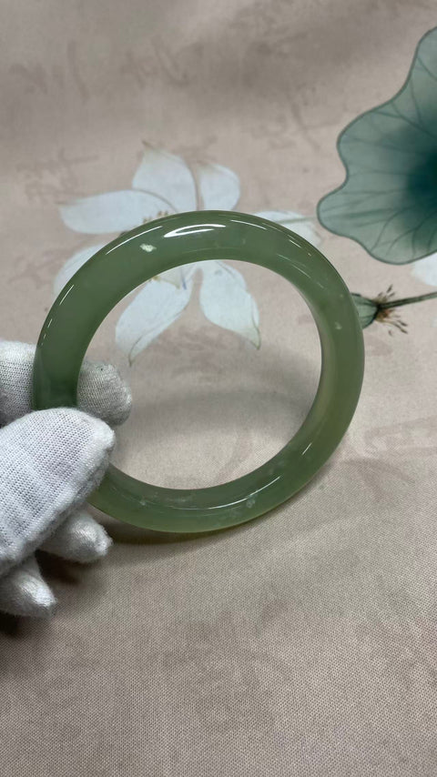 Gelang giok Xiuyan yang indah, hijau es dengan nuansa hijau mengambang, diameter dalam: 63mm, lebar tepi: 11,3mm. Semua batu terbentuk secara alami. Harga sudah termasuk ongkos kirim dan pajak.