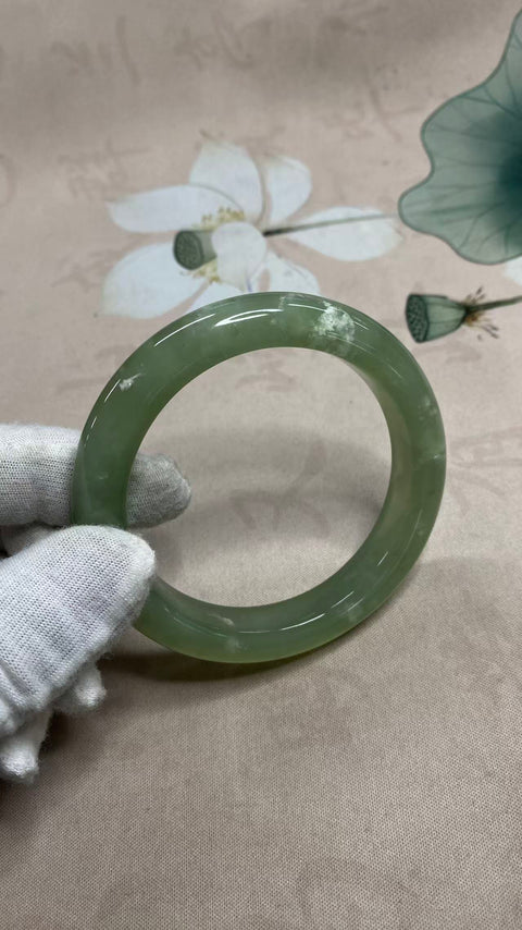 Gelang giok Xiuyan yang indah, hijau es dengan nuansa hijau mengambang, diameter dalam: 61mm, lebar tepi: 11,7mm. Semua batu terbentuk secara alami. Harga sudah termasuk ongkos kirim dan pajak.