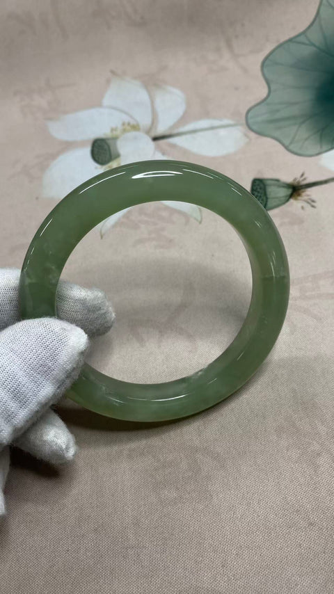 Gelang giok Xiuyan yang indah, hijau es dengan nuansa hijau mengambang, diameter dalam: 61mm, lebar tepi: 11,7mm. Semua batu terbentuk secara alami. Harga sudah termasuk ongkos kirim dan pajak.