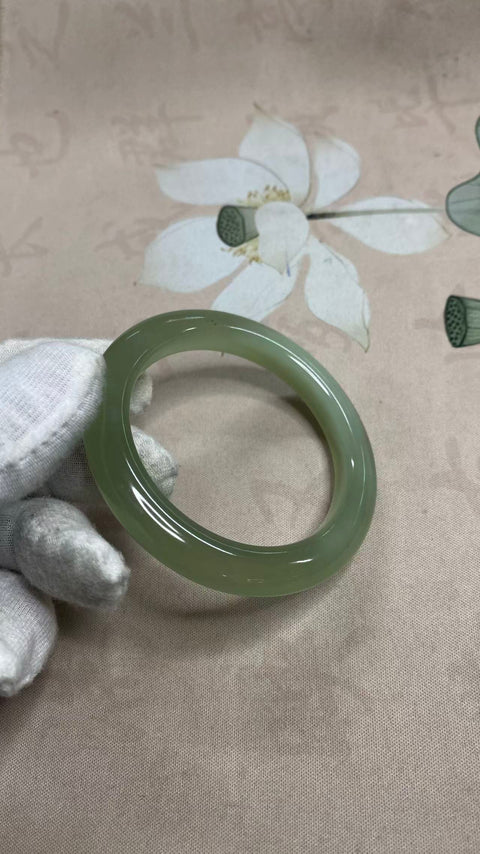 Gelang giok Xiuyan yang indah, hijau es dengan nuansa hijau mengambang, diameter dalam: 55,8 mm, lebar tepi: 9,8 mm. Semua batu terbentuk secara alami. Harga sudah termasuk ongkos kirim dan pajak.