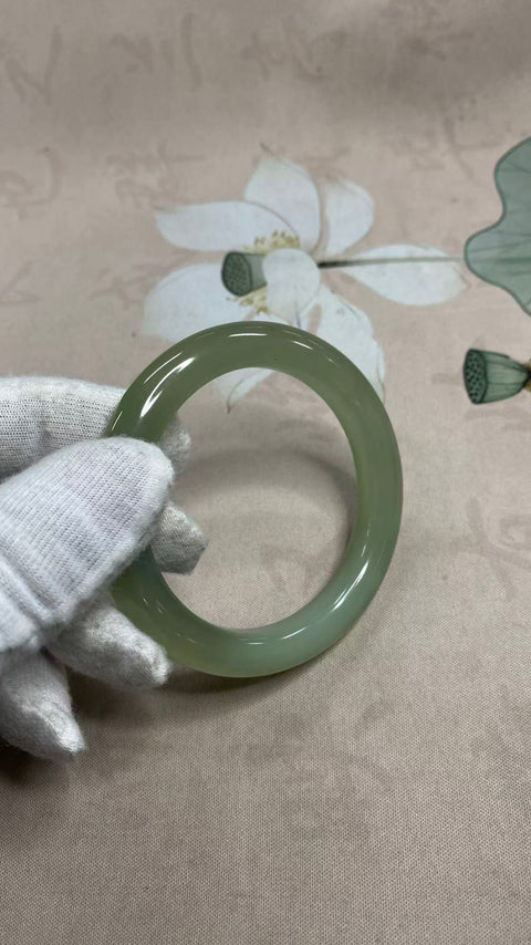 Gelang giok Xiuyan yang indah, hijau es dengan nuansa hijau mengambang, diameter dalam: 55,8 mm, lebar tepi: 9,8 mm. Semua batu terbentuk secara alami. Harga sudah termasuk ongkos kirim dan pajak.