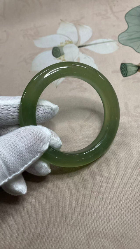 Gelang giok Xiuyan yang indah, hijau es dengan nuansa hijau mengambang, diameter dalam: 56mm, lebar tepi: 12mm, termasuk ongkos kirim dan pajak.
