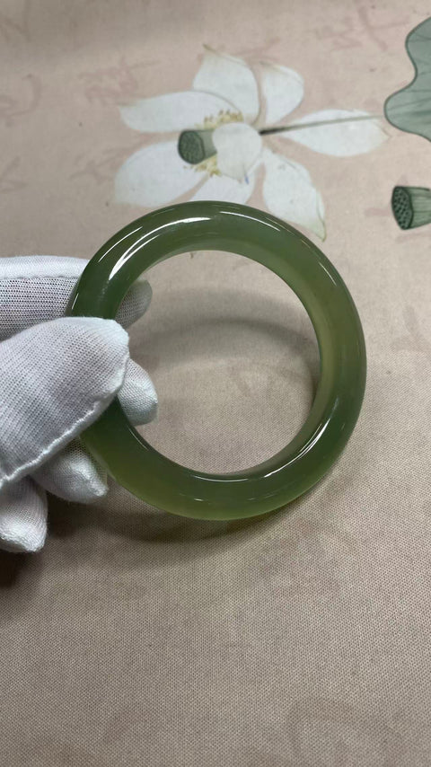 Gelang giok Xiuyan yang indah, hijau es dengan nuansa hijau mengambang, diameter dalam: 56mm, lebar tepi: 12mm, termasuk ongkos kirim dan pajak.