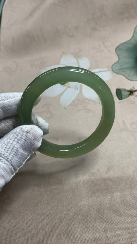 Gelang giok Xiuyan yang indah, hijau es dengan nuansa hijau mengambang, diameter dalam: 58,1 mm, lebar tepi: 11 mm, termasuk ongkos kirim dan pajak.