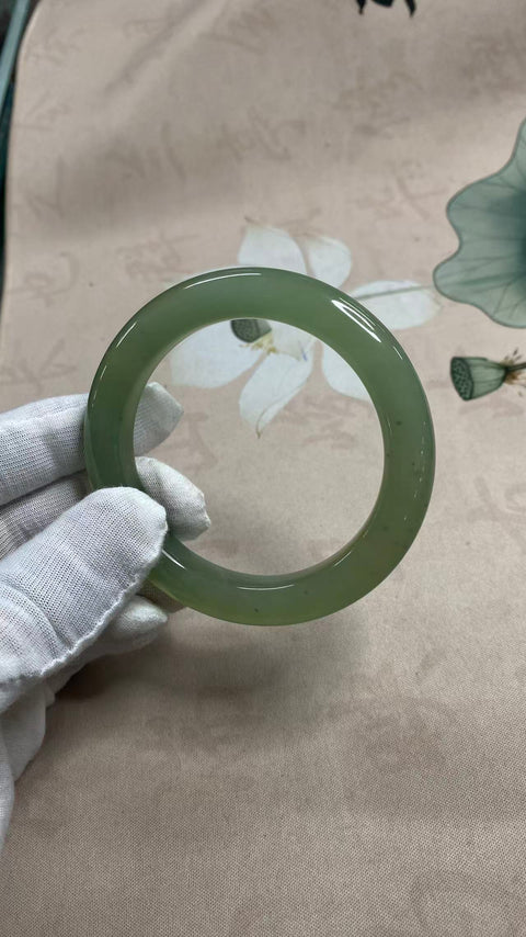 Gelang giok Xiuyan yang indah, hijau es dengan nuansa hijau mengambang, diameter dalam: 58,1 mm, lebar tepi: 11 mm, termasuk ongkos kirim dan pajak.