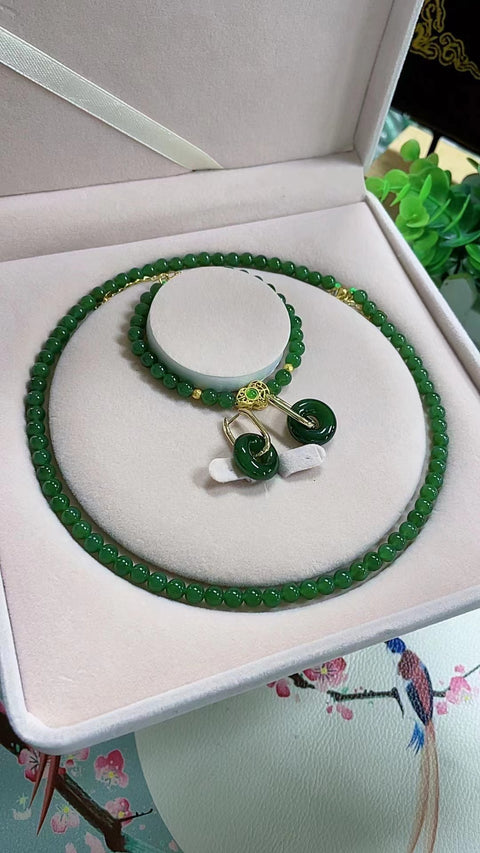 【Set Kalung dan Gelang Giok 3 Buah】 Ukuran: Sekitar 6mm 🌹Penawaran Spesial🌹 Kalung giok Rusia dari tambang kuno ini memiliki dasar hijau bayam yang jernih dan sudah termasuk ongkos kirim dan pajak.