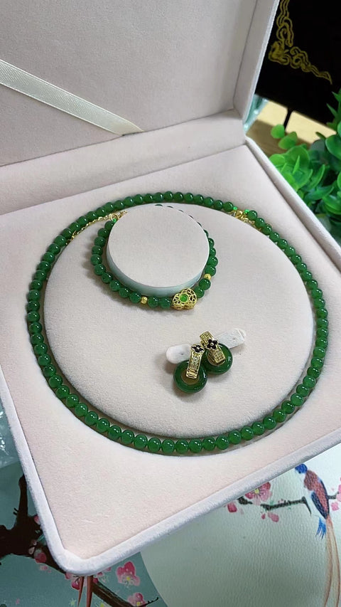 【Set Kalung dan Gelang Giok 3 Buah】 Ukuran: Sekitar 6mm 🌹Penawaran Spesial🌹 Kalung giok Rusia dari tambang kuno ini memiliki dasar hijau bayam yang jernih dan sudah termasuk ongkos kirim dan pajak.