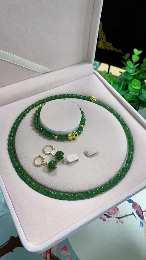 【Set Kalung dan Gelang Giok 3 Buah】 Ukuran: Sekitar 6mm 🌹Penawaran Spesial🌹 Kalung giok Rusia dari tambang kuno ini memiliki dasar hijau bayam yang jernih dan sudah termasuk ongkos kirim dan pajak.