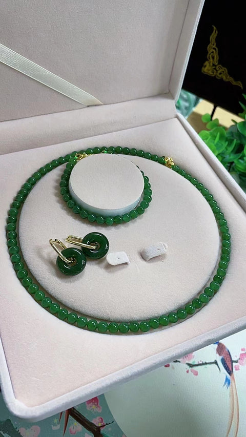 【Set Kalung dan Gelang Giok 3 Buah】 Ukuran: Sekitar 6mm 🌹Penawaran Spesial🌹 Kalung giok Rusia dari tambang kuno ini memiliki dasar hijau bayam yang jernih dan sudah termasuk ongkos kirim dan pajak.