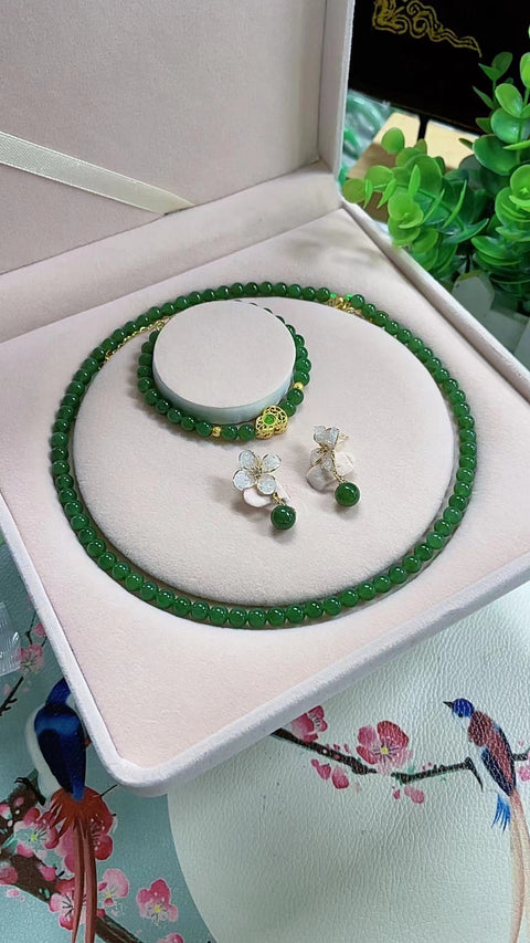 【Set Kalung dan Gelang Giok 3 Buah】 Ukuran: Sekitar 6mm 🌹Penawaran Spesial🌹 Kalung giok Rusia dari tambang kuno ini memiliki dasar hijau bayam yang jernih dan sudah termasuk ongkos kirim dan pajak.