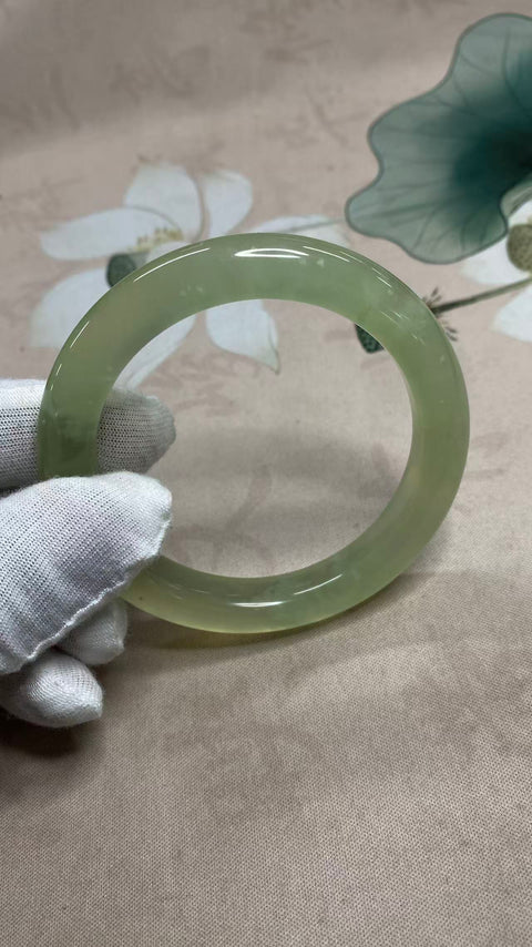 Gelang giok Xiuyan yang indah, hijau es dengan nuansa hijau mengambang, diameter dalam: 58,1 mm, lebar tepi: 11 mm. Semua batu terbentuk secara alami. Harga sudah termasuk ongkos kirim dan pajak.