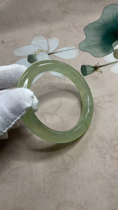 Gelang giok Xiuyan yang indah, hijau es dengan nuansa hijau mengambang, diameter dalam: 58,1 mm, lebar tepi: 11 mm. Semua batu terbentuk secara alami. Harga sudah termasuk ongkos kirim dan pajak.