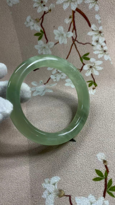 Gelang giok Xiuyan yang indah, hijau es dengan zamrud mengambang, diameter dalam: 59,2 mm, lebar tepi: 12,3 mm. Semua batu terbentuk secara alami. Termasuk ongkos kirim dan pajak.