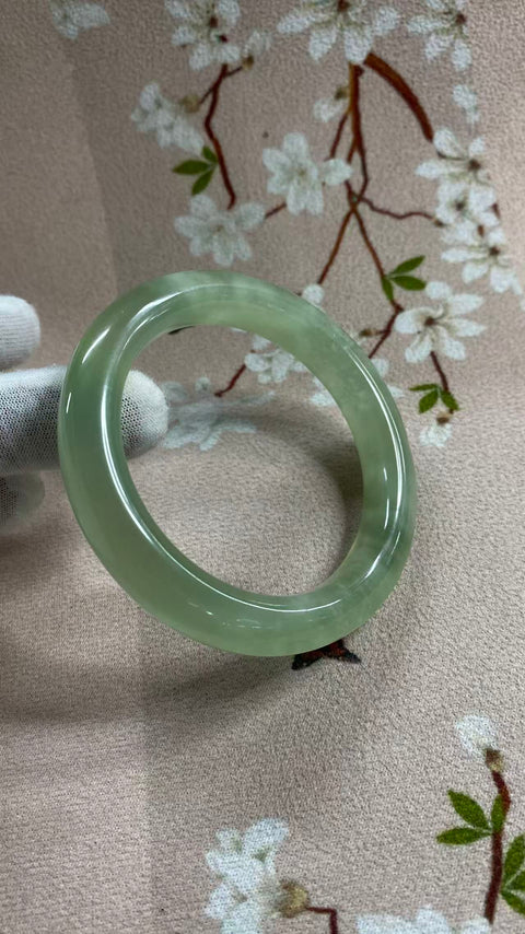 Gelang giok Xiuyan yang indah, hijau es dengan zamrud mengambang, diameter dalam: 59,2 mm, lebar tepi: 12,3 mm. Semua batu terbentuk secara alami. Termasuk ongkos kirim dan pajak.