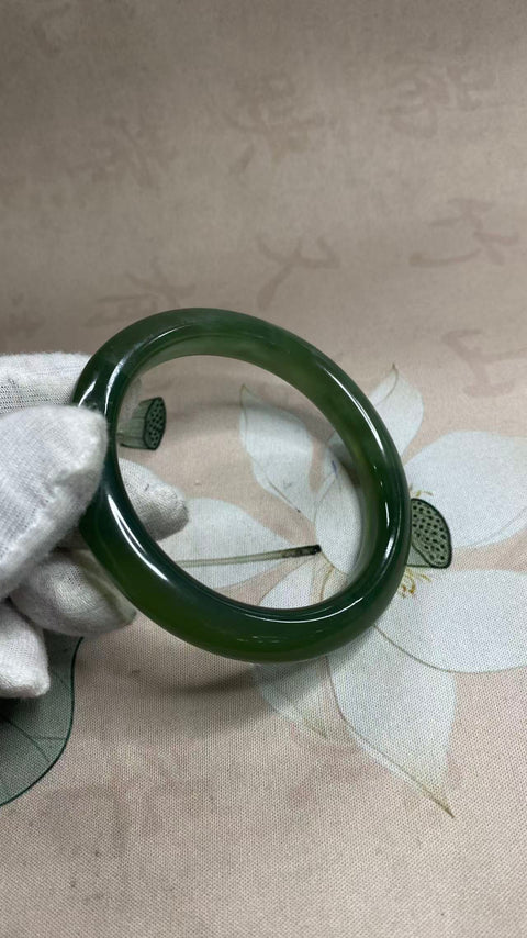 Gelang giok Xiuyan yang sangat indah, berwarna hijau pekat dengan zamrud mengambang, diameter dalam: 62,2 mm, lebar tepi: 11,3 mm. Semua batu terbentuk secara alami. Harga sudah termasuk ongkos kirim dan pajak.
