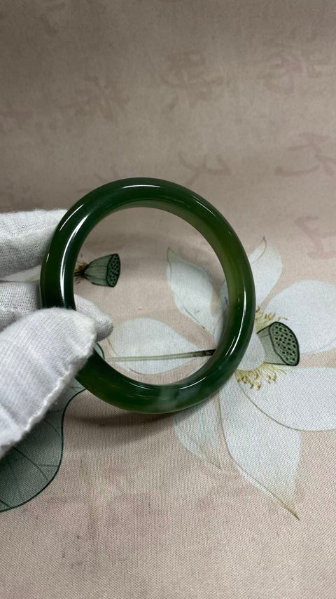 Gelang giok Xiuyan yang sangat indah, berwarna hijau pekat dengan zamrud mengambang, diameter dalam: 62,2 mm, lebar tepi: 11,3 mm. Semua batu terbentuk secara alami. Harga sudah termasuk ongkos kirim dan pajak.