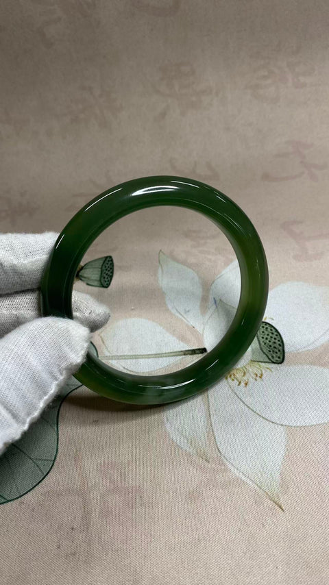 Gelang giok Xiuyan yang sangat indah, berwarna hijau pekat dengan zamrud mengambang, diameter dalam: 62,2 mm, lebar tepi: 11,3 mm. Semua batu terbentuk secara alami. Harga sudah termasuk ongkos kirim dan pajak.