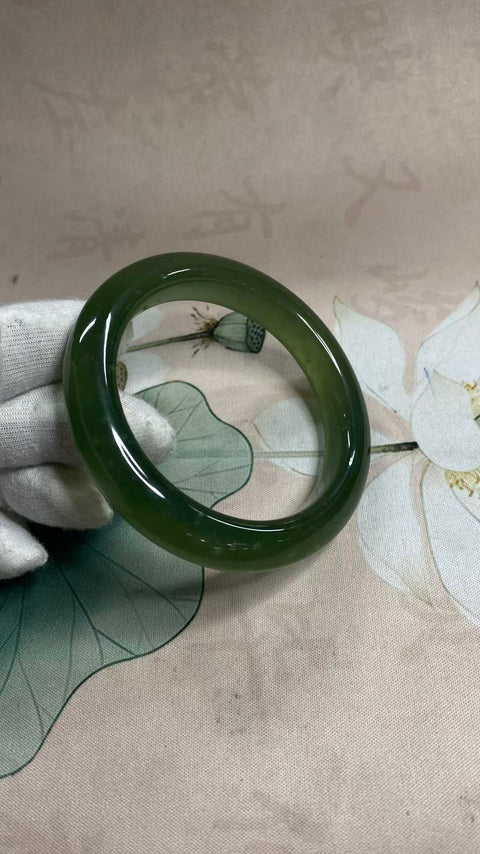 Gelang giok Xiuyan yang indah, berwarna hijau pekat dengan zamrud mengambang, diameter dalam: 62 mm, lebar samping: 12,7 mm. Semua batu terbentuk secara alami. Termasuk ongkos kirim dan pajak.
