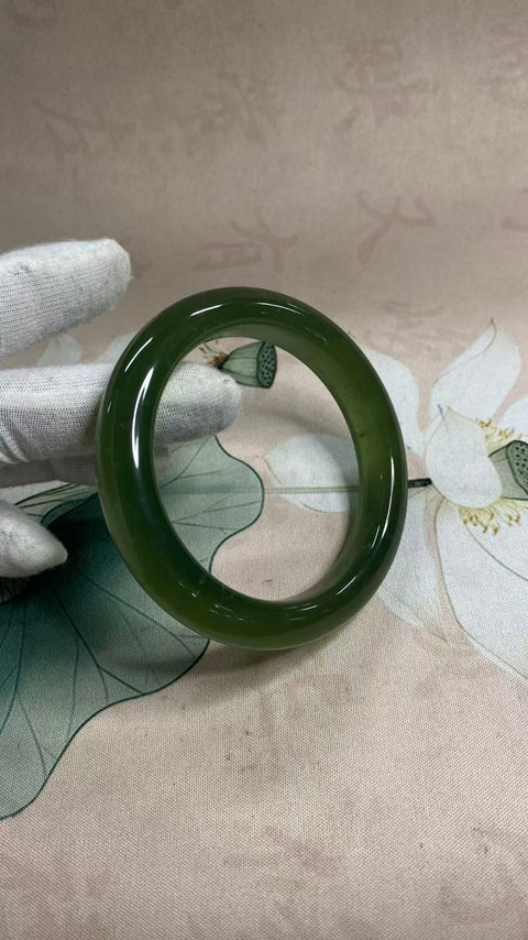 Gelang giok Xiuyan yang indah, berwarna hijau pekat dengan zamrud mengambang, diameter dalam: 62 mm, lebar samping: 12,7 mm. Semua batu terbentuk secara alami. Termasuk ongkos kirim dan pajak.