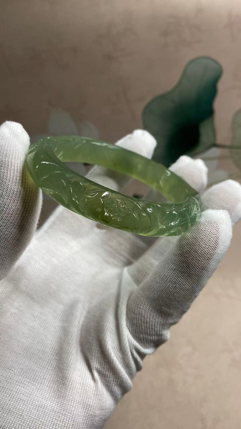 Gelang ukiran giok Xiuyan yang indah, diameter dalam: 57mm, lebar samping: 12,4mm. Semua batu terbentuk secara alami. Harga sudah termasuk ongkos kirim dan pajak.