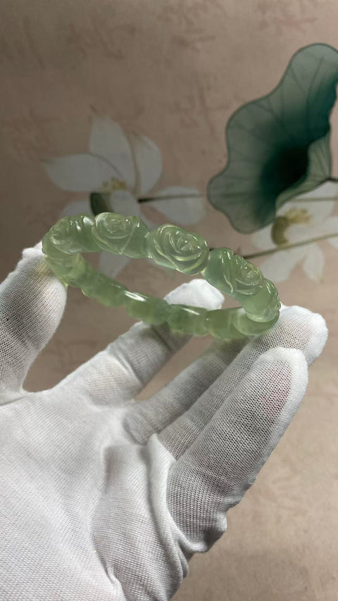 Kedamaian dan Kemakmuran: Gelang Ukir Giok Xiuyan Hijau Es yang Indah - Bunga Kekayaan dan Kemakmuran. Diameter dalam 57mm, lebar tepi 11 mm. Semua batu terbentuk secara alami. Termasuk ongkos kirim dan pajak.