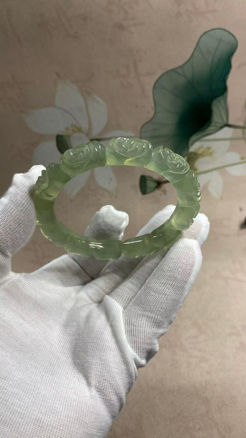Kedamaian dan Kemakmuran: Gelang Ukir Giok Xiuyan Hijau Es yang Indah - Bunga Kekayaan dan Kemakmuran. Diameter dalam 57mm, lebar tepi 11 mm. Semua batu terbentuk secara alami. Termasuk ongkos kirim dan pajak.