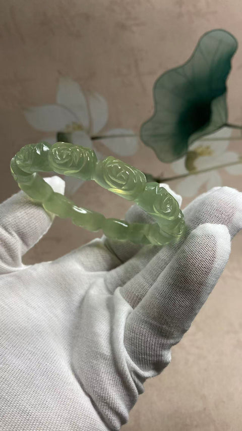 Kedamaian dan Kemakmuran: Gelang Ukir Giok Xiuyan Hijau Es yang Indah - Bunga Kekayaan dan Kemakmuran. Diameter dalam 57mm, lebar tepi 11 mm. Semua batu terbentuk secara alami. Termasuk ongkos kirim dan pajak.