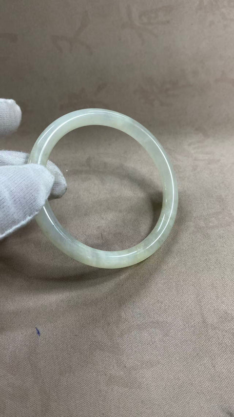Gelang giok Xiuyan putih yang indah – motif garis kecantikan, diameter dalam: 57mm, lebar tepi: 7.2mm. Semua batu terbentuk secara alami. Harga sudah termasuk ongkos kirim dan pajak.