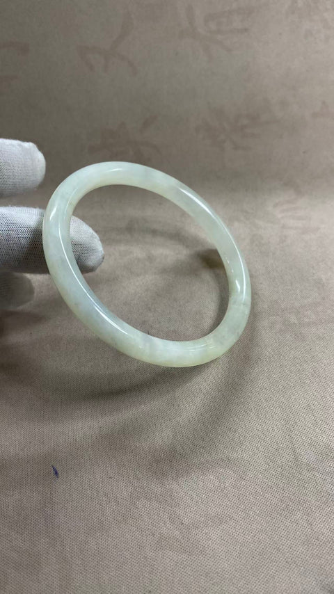 Gelang giok Xiuyan putih yang indah – motif garis kecantikan, diameter dalam: 57mm, lebar tepi: 7.2mm. Semua batu terbentuk secara alami. Harga sudah termasuk ongkos kirim dan pajak.