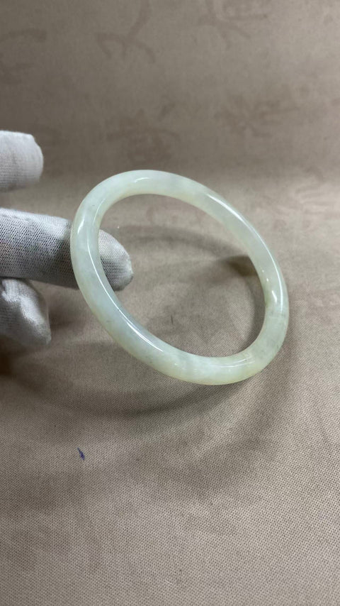 Gelang giok Xiuyan putih yang indah – motif garis kecantikan, diameter dalam: 57mm, lebar tepi: 7.2mm. Semua batu terbentuk secara alami. Harga sudah termasuk ongkos kirim dan pajak.