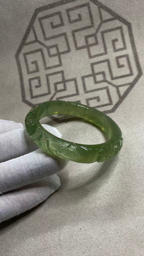 Gelang ukiran giok Xiuyan yang indah, diameter dalam: 58mm, lebar samping: 12,3mm. Semua batu terbentuk secara alami. Termasuk ongkos kirim dan pajak.
