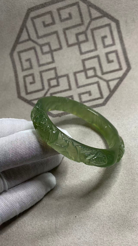 Gelang ukiran giok Xiuyan yang indah, diameter dalam: 58mm, lebar samping: 12,3mm. Semua batu terbentuk secara alami. Termasuk ongkos kirim dan pajak.