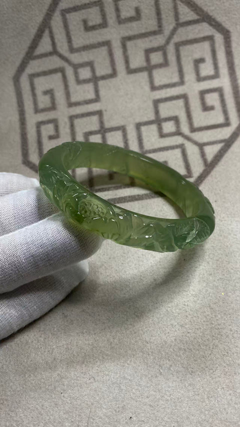 Gelang ukiran giok Xiuyan yang indah, diameter dalam: 58mm, lebar samping: 12,3mm. Semua batu terbentuk secara alami. Termasuk ongkos kirim dan pajak.