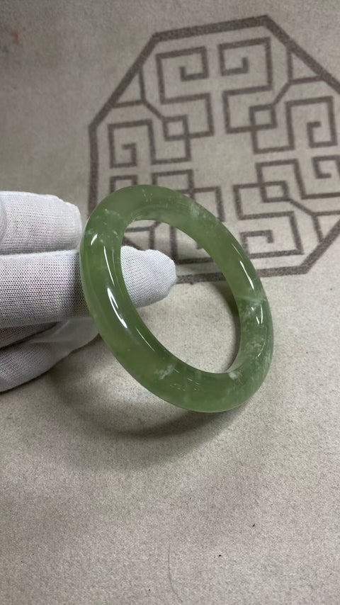 Gelang giok Xiuyan yang indah, hijau es dengan pola mengambang, diameter dalam: 56mm, lebar tepi: 11mm. Semua batu terbentuk secara alami. Harga sudah termasuk ongkos kirim dan pajak.