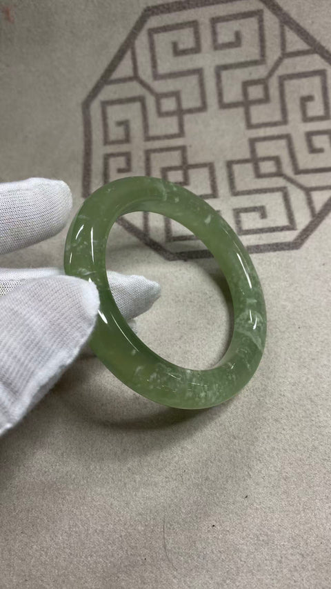 Gelang giok Xiuyan yang indah, hijau es dengan pola mengambang, diameter dalam: 56mm, lebar tepi: 11mm. Semua batu terbentuk secara alami. Harga sudah termasuk ongkos kirim dan pajak.