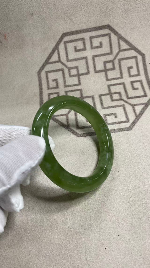Gelang giok Xiuyan yang indah, hijau es dengan pola mengambang, diameter dalam: 56mm, lebar tepi: 12,2mm. Semua batu terbentuk secara alami. Harga sudah termasuk ongkos kirim dan pajak.