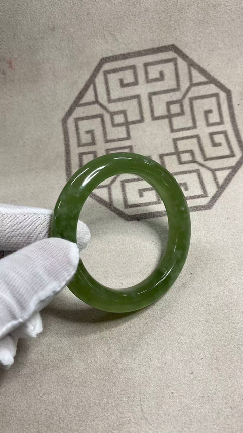 Gelang giok Xiuyan yang indah, hijau es dengan pola mengambang, diameter dalam: 56mm, lebar tepi: 12,2mm. Semua batu terbentuk secara alami. Harga sudah termasuk ongkos kirim dan pajak.