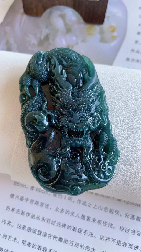 Liontin naga giok alami, melambangkan kemakmuran dalam bisnis dan kesuksesan akademis. Ukuran: 7,5 x 4,6 cm. Harga sudah termasuk ongkos kirim dan pajak.