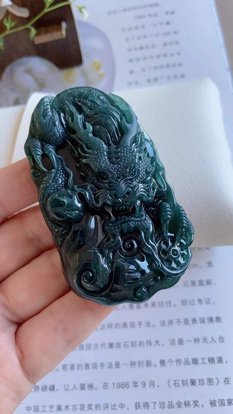 Liontin naga giok alami, melambangkan kemakmuran dalam bisnis dan kesuksesan akademis. Ukuran: 7,5 x 4,6 cm. Harga sudah termasuk ongkos kirim dan pajak.