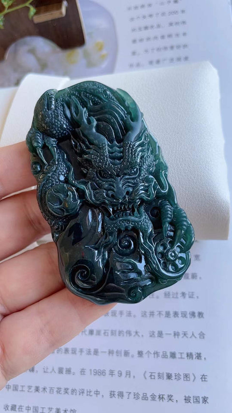 Liontin naga giok alami, melambangkan kemakmuran dalam bisnis dan kesuksesan akademis. Ukuran: 7,5 x 4,6 cm. Harga sudah termasuk ongkos kirim dan pajak.