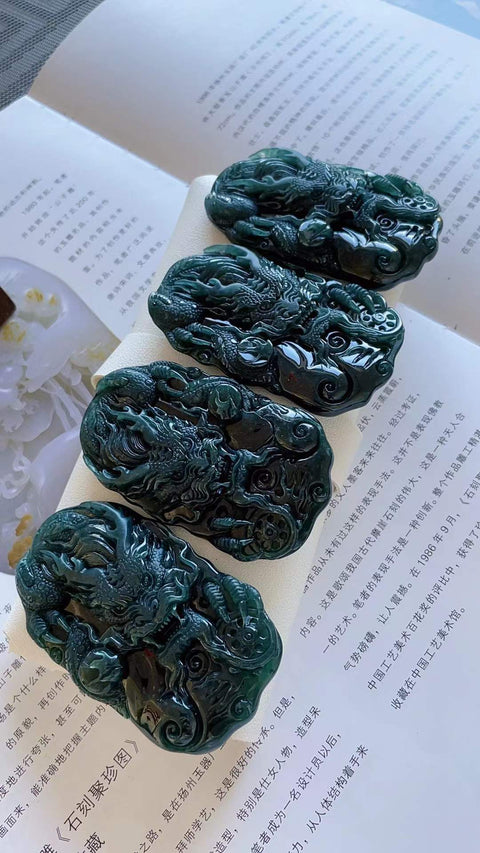 Liontin naga giok alami, melambangkan kemakmuran dalam bisnis dan kesuksesan akademis. Ukuran: 7,5 x 4,6 cm. Harga sudah termasuk ongkos kirim dan pajak.