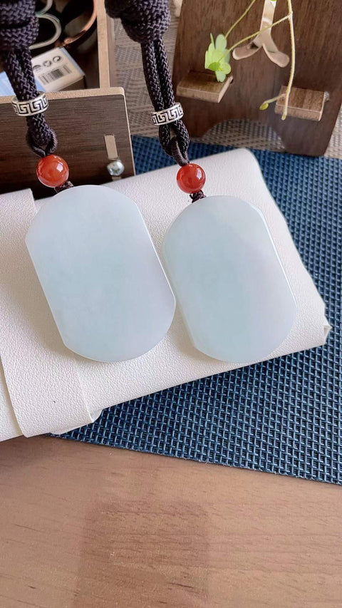 Liontin giok alami bertema perdamaian, melambangkan kedamaian dan keselamatan, terbuat dari material tambang lama, dimensi 5,3 x 3,6 cm, termasuk ongkos kirim dan pajak.
