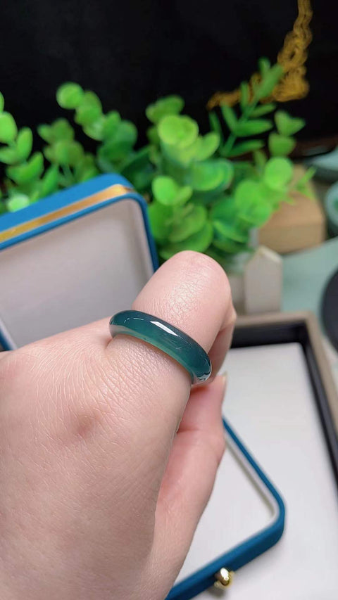Cincin giok alami, material tambang kuno, tekstur halus dan hangat, warna biru es yang indah, diameter dalam 19,3 mm, termasuk ongkos kirim dan pajak.