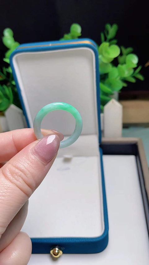 Cincin giok alami, material tambang kuno, tekstur halus dan hangat, dasar dingin dan halus, warna hijau cerah yang indah, diameter dalam 19mm, termasuk ongkos kirim dan pajak.