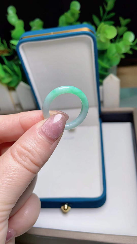 Cincin giok alami, material tambang kuno, tekstur halus dan hangat, dasar dingin dan halus, warna hijau cerah yang indah, diameter dalam 19mm, termasuk ongkos kirim dan pajak.