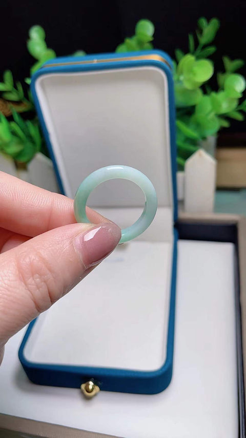 Cincin giok alami, material tambang kuno, tekstur halus dan hangat, dasar dingin dan halus, warna hijau cerah yang indah, diameter dalam 19mm, termasuk ongkos kirim dan pajak.